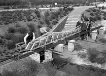 836300 Afbeelding van het plaatsen van een model van een spoorbrug naar de miniatuurstad Madurodam te Den Haag.